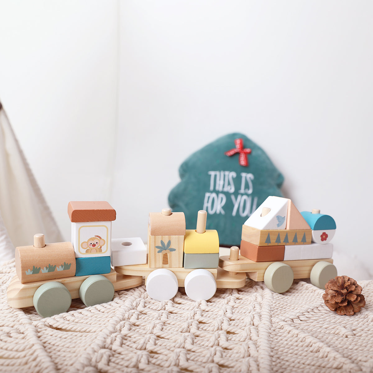 Guanyi Toys Play Train Blocks - Wooden Train Set for Toddlers 18M+ - detail close-up 2